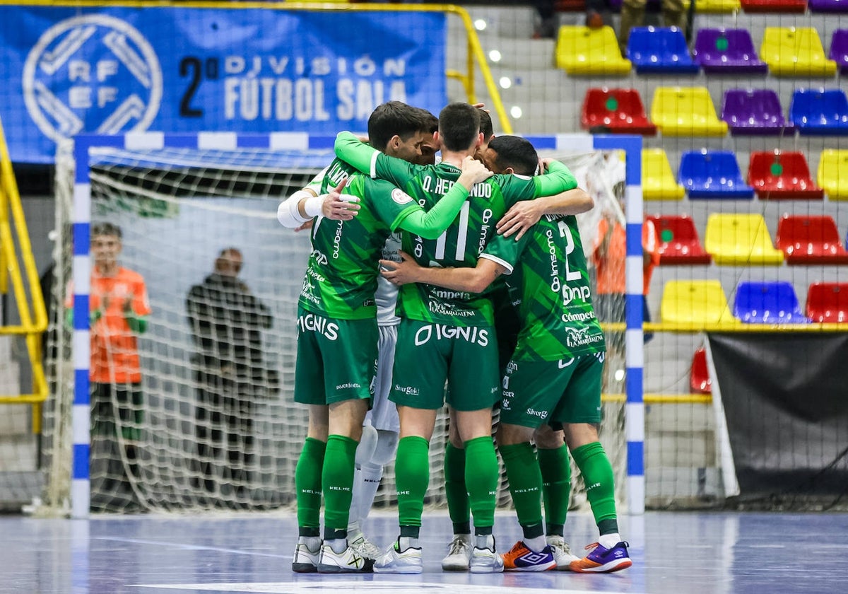 Los jugadores del UMA Antequera, abrazados durante un partido.