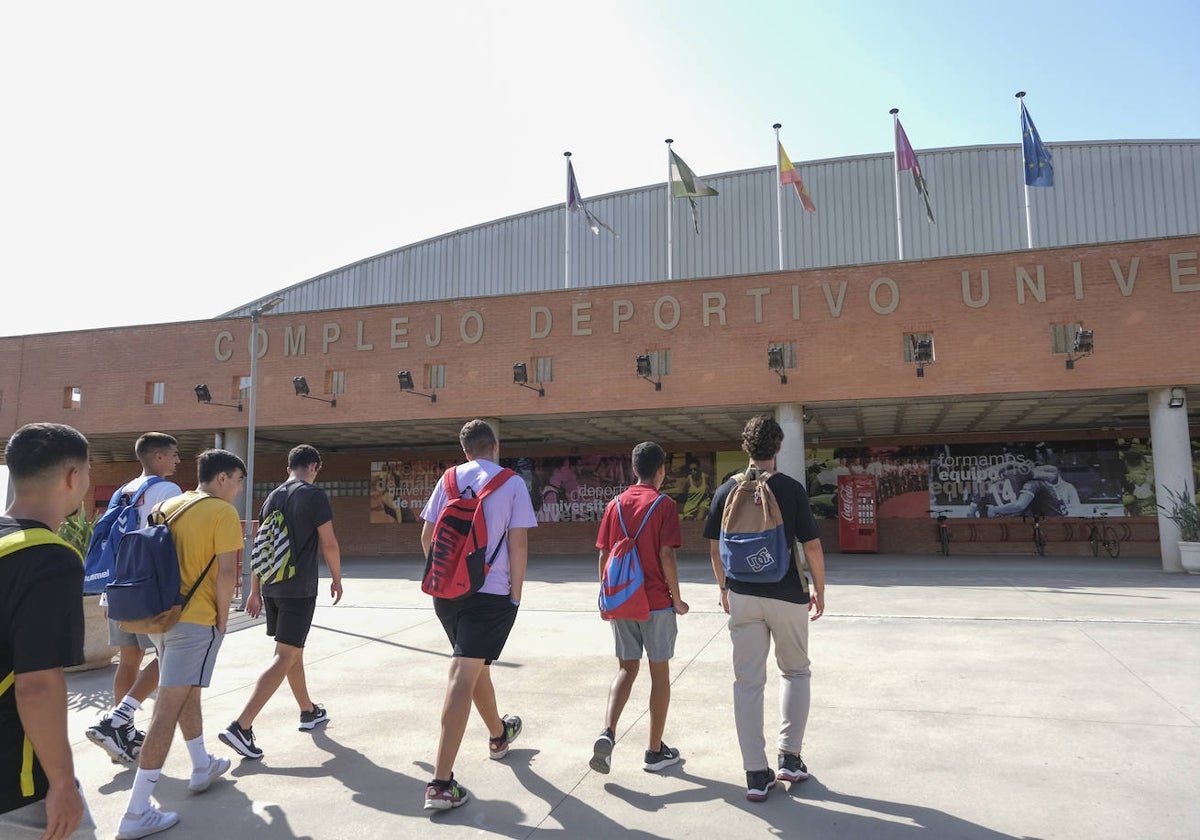 Un grupo de estudiantes, en el acceso al complejo deportivo de la UMA, en una imagen de archivo.