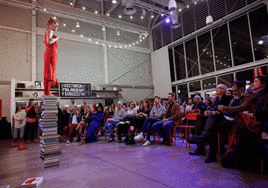 La artista Verónica Ruth Frías, durante su performance en Rara Festival, que celebró ayer su primera edición en el Aula, en Cervezas Victoria.