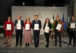 El presidente andaluz y la consejera de Educación, con los representantes sindicales tras la firma de este acuerdo que acaba con la precariedad laboral de las monitoras escolares.