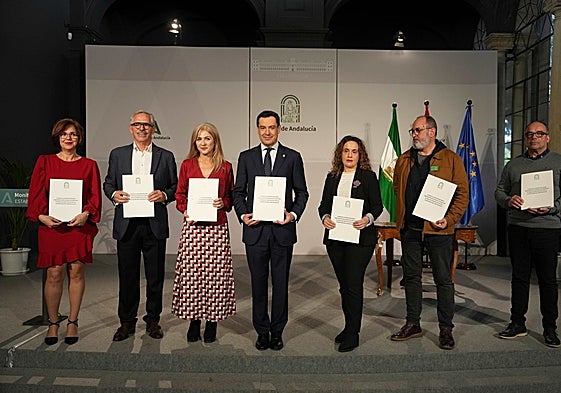 El presidente andaluz y la consejera de Educación, con los representantes sindicales tras la firma de este acuerdo que acaba con la precariedad laboral de las monitoras escolares.