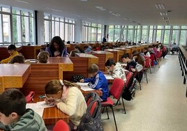 Los jóvenes estudiantes, durante el examen en las instalaciones de la Universidad Laboral.