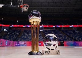 Los trofeos de la Copa y del MVP del torneo, sobre la pista del Carpena.