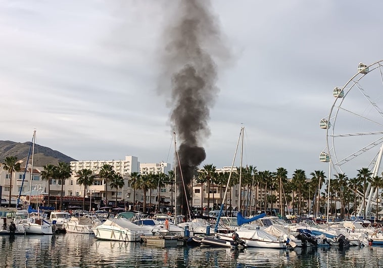 Vista del humo tras la explosión de la embarcación, en el puerto deportivo de Benalmádena.