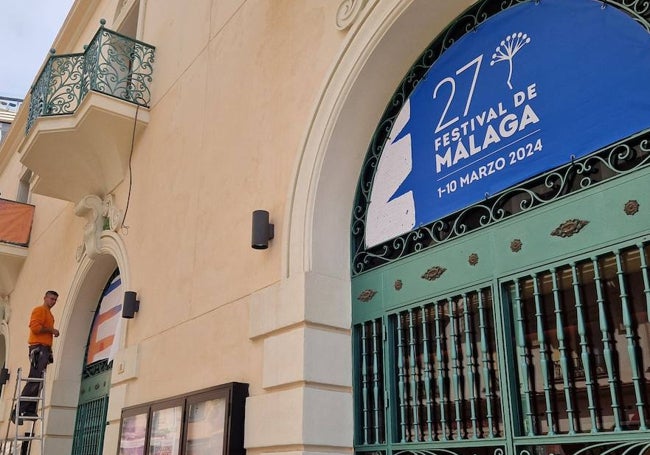 La cartelería del Festival de Málaga se instalaba este miércoles en el Albéniz.