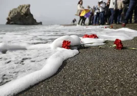 Lanzamiento de rosas al mar desde el Peñón del Cuervo como homenaje a las víctimas.