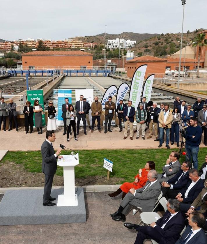 Imagen secundaria 2 - Juanma Moreno inaugura «una obra que no se ve y ha costado un dineral», pero que es vital para la supervivencia del campo en la Axarquía