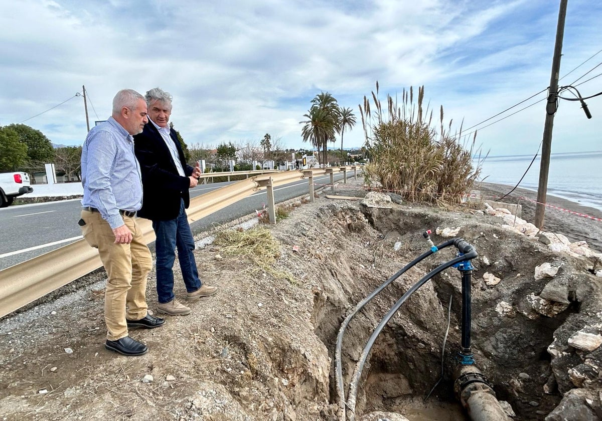 El edil de Infraestructuras y Agua, José María Claros, y el gerente de Aqualia, Javier Portero, junto a la tubería.