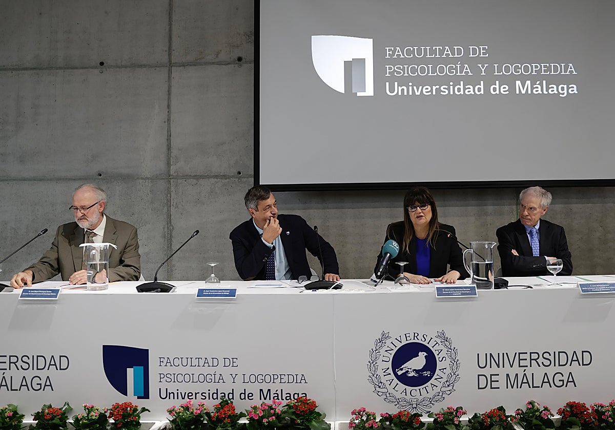 De izquierda a derecha, José María Rodríguez, el rector, la decana, María Isabel Hombrados y Jesús Málaga.