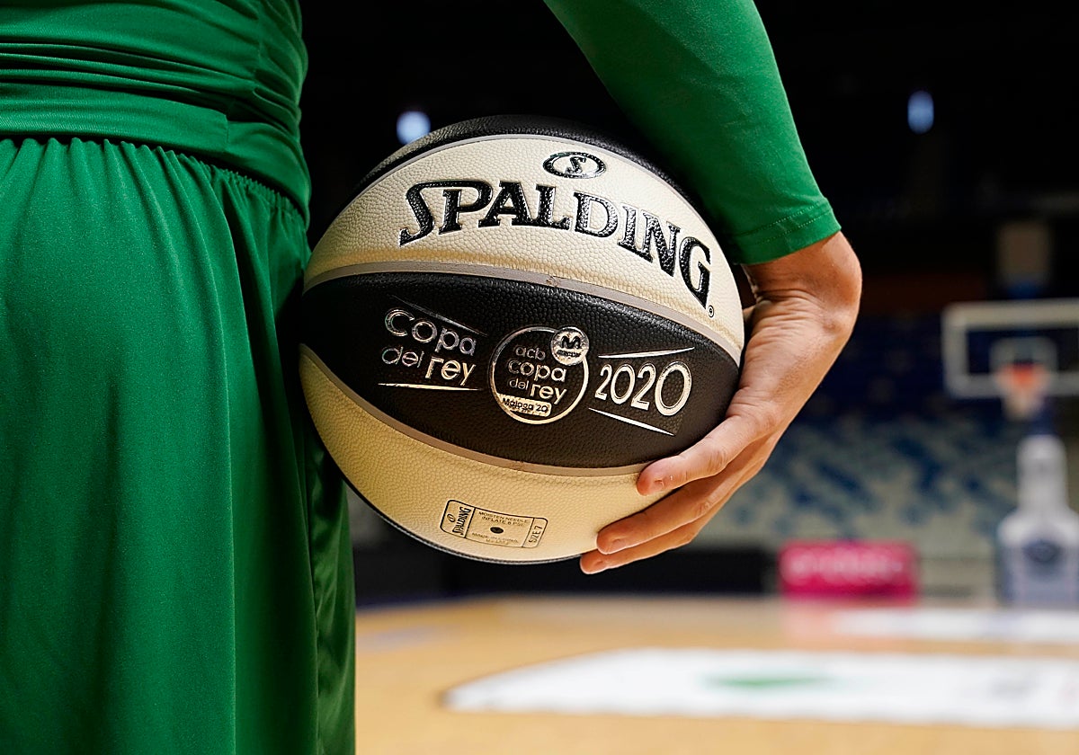 Un jugador del Unicaja, con el balón oficial de la Copa del Rey.