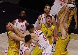 Salvó se lleva un golpe de López Arostegui en el partido entre el Gran Canaria y el Valencia.