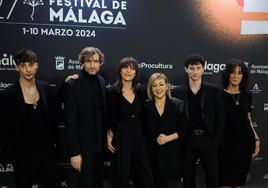 Carmen Machi, con Clara Bilbao, Julián Villagrán y el resto del equipo de 'Tratamos demasiado bien a las mujeres'.