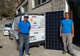 Rodri Rangel y Diego Rodríguez, junto a la furgoneta que usan para el trabajo, en un de las instalaciones que están realizando en Gaucín.