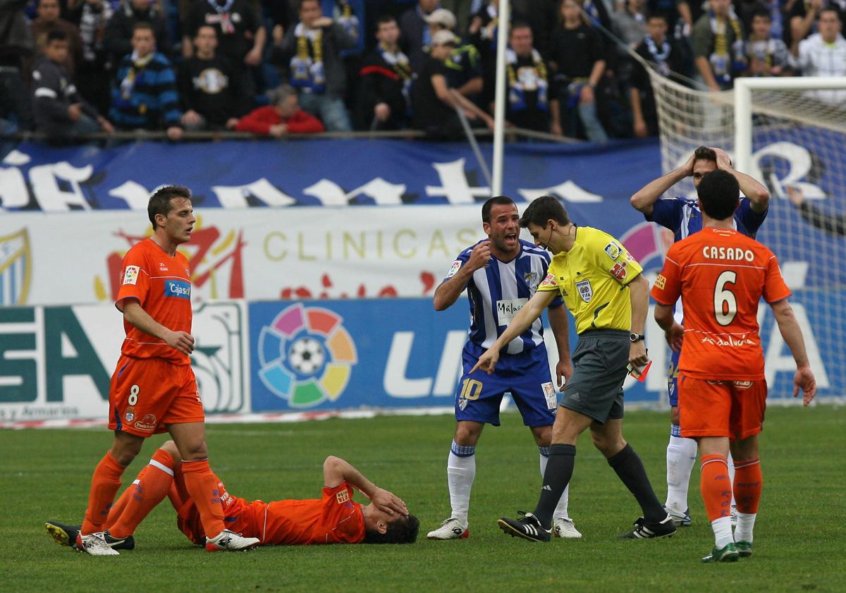 Imagen principal - Fotos del último Málaga-Recreativo de Huelva en La Rosaleda, hace 15 años.