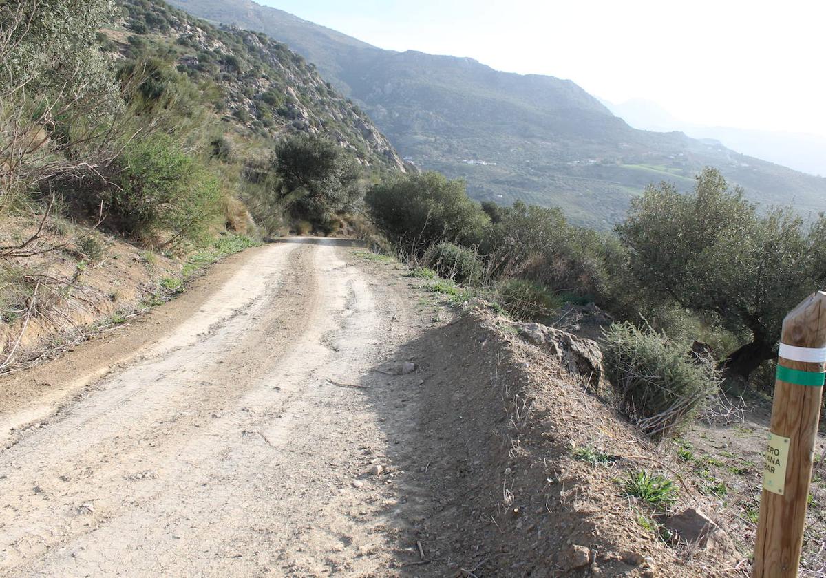 Este sendero homologado recorre la parte sur del territorio de Alfarnatejo