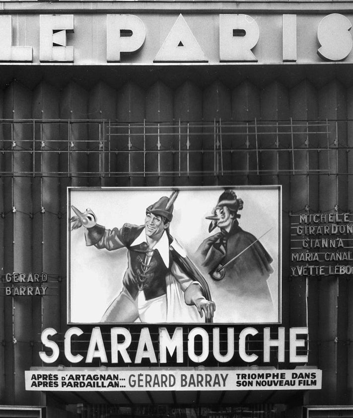 Imagen secundaria 2 - En la primera foto, Gérard Barray, en un papel de espadachín con el que se hizo famoso. En la segunda, el actor, al piano tocando con un grupo de jazz. En la última, estreno de 'Scaramouche' en un cine de París.