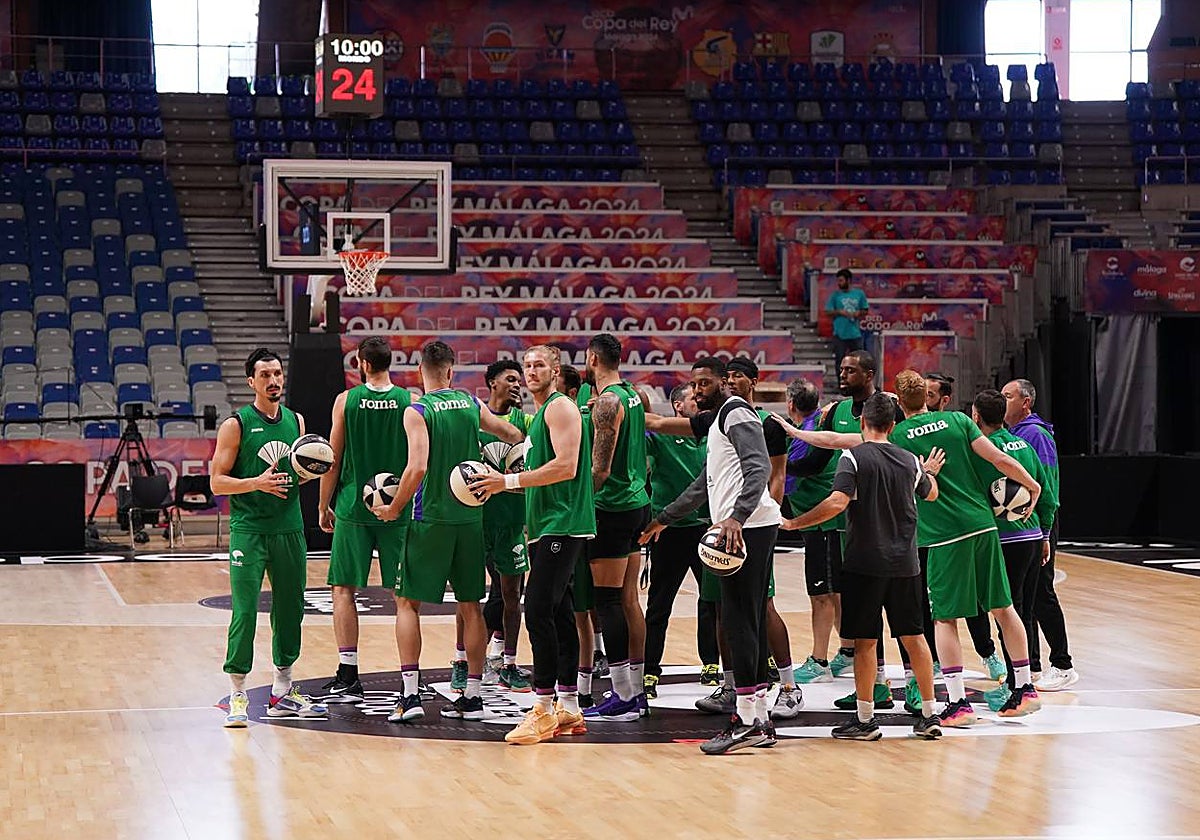 La plantilla del Unicaja, durante el entrenamiento en el Carpena.