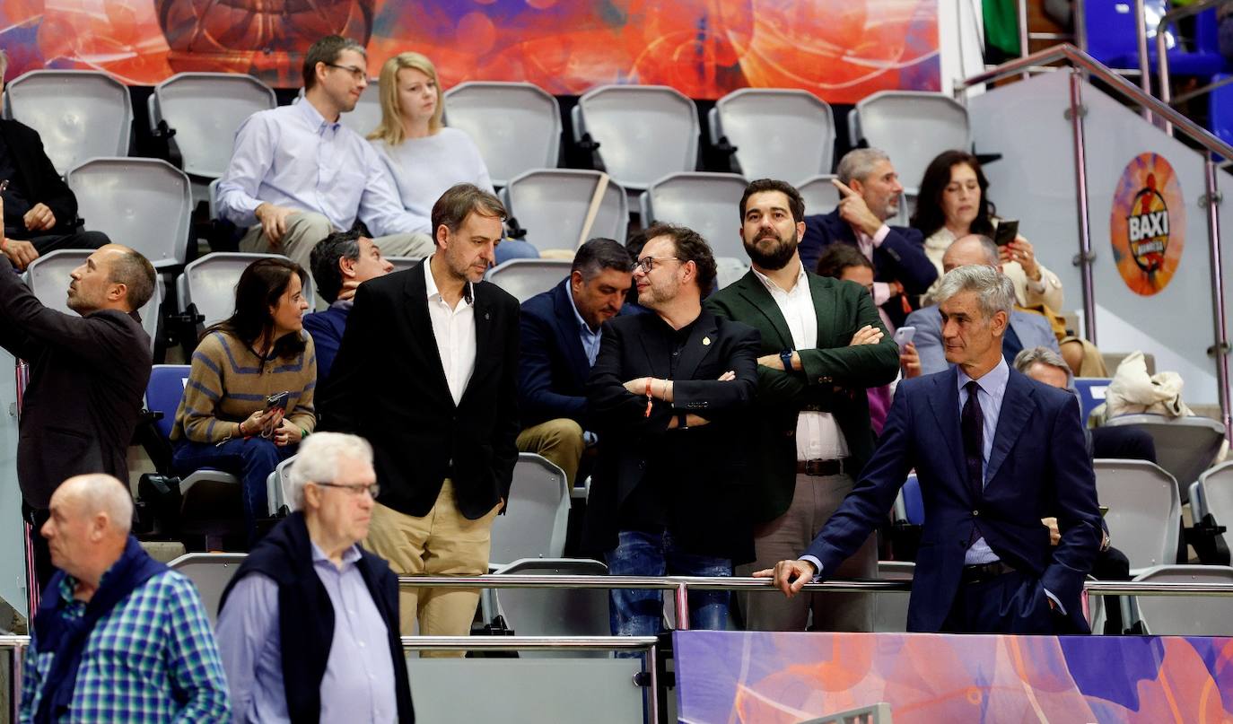 Antonio Martín (derecha), en el palco presidencial, junto al concejal de Deportes del Ayuntamiento (a la izquierda), el exatleta Borja Vivas.