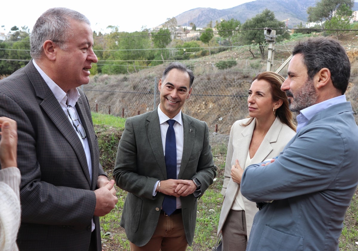 Representantes del PP en los terrenos donde se reclama la construcción del apeadero.