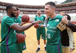 Nedovic trata de ponerse una chaquetilla de torero durante un reportaje para la Copa de 2017 que se realizó en la plaza de La Malagueta.