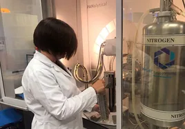 Una investigadora, en un laboratorio de la UMA.