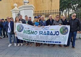 Representantes de las organizaciones profesionales de guardias civiles y policías frente a la Subdelegación del Gobierno en Málaga.