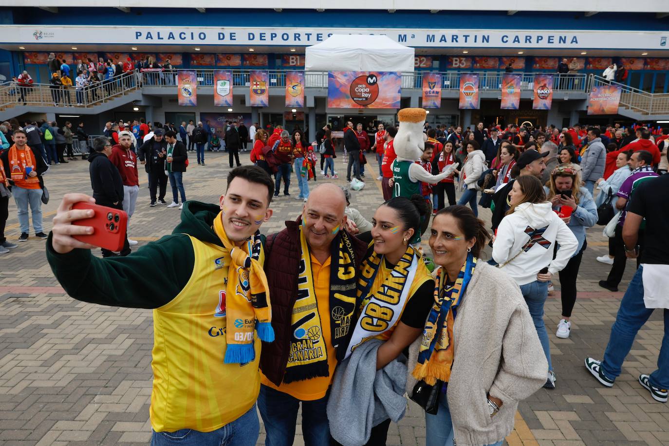 Ambiente antes del primer partido copero
