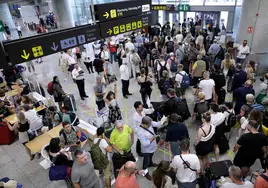 Riada de turistas en el aeropuerto tras su llegada a Málaga.