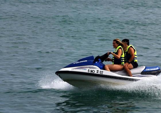 Las motos de agua no podrán navegar dentro de las zonas de baño.