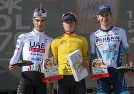 El belga Maxim Van Gils (centro), en el podio junto al español Juan Ayuso (UAE) (izquierda) y el italiano Antonio Tiberi.