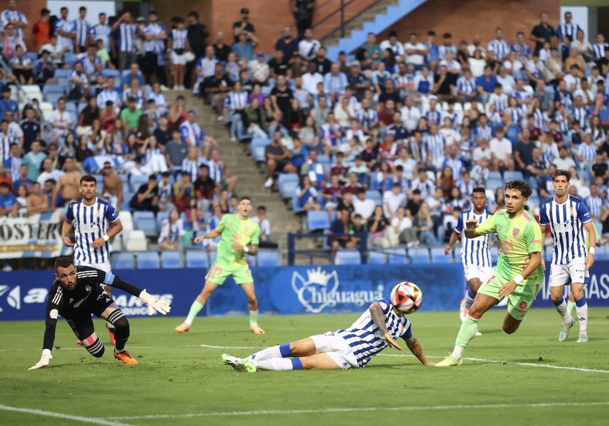 Un lance del duelo entre el Recreativo y el Málaga de la primera vuelta (1-1).