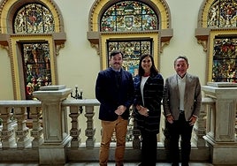 El concejal de Movilidad, la edil del ramo en la capital y el director de la EMT, en el Ayuntamiento de Málaga.