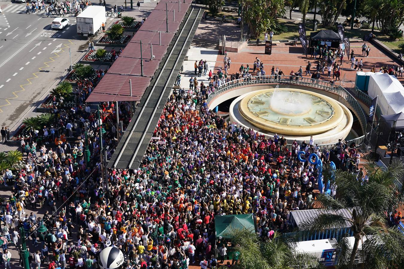 Las aficiones de la Copa llenan de color el centro de Málaga