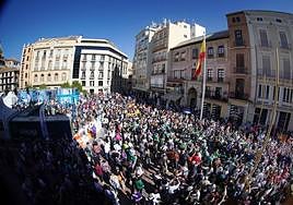 Las aficiones, a su llegada a la plaza de la Constitución