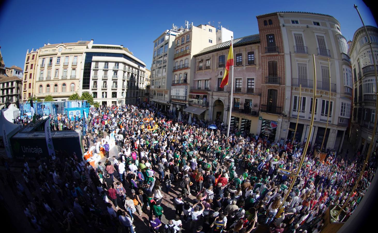 Las aficiones de la Copa llenan de color el centro de Málaga