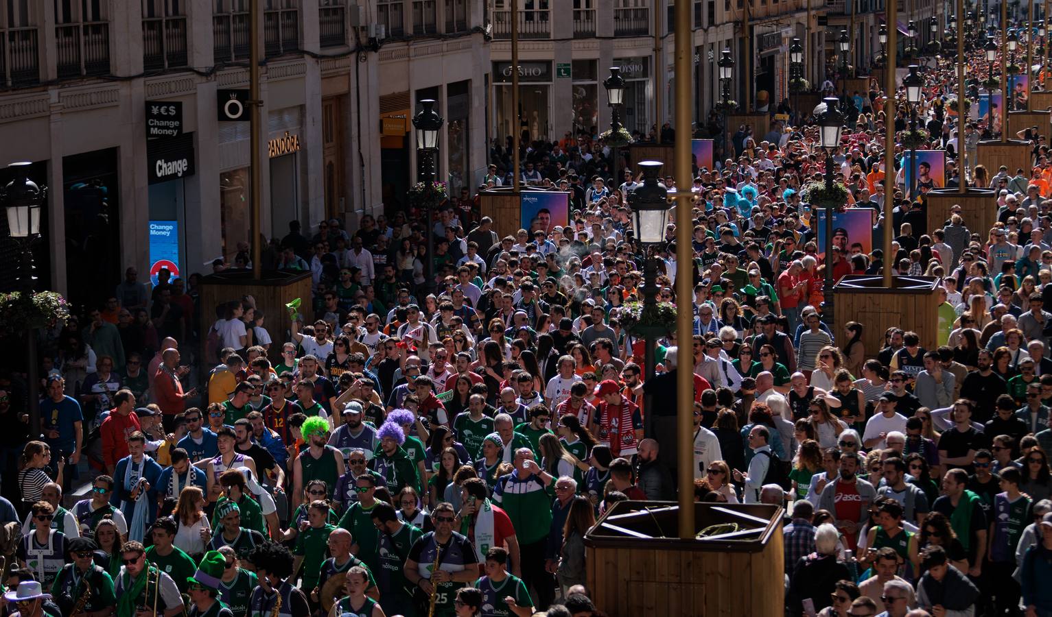 Las aficiones de la Copa llenan de color el centro de Málaga