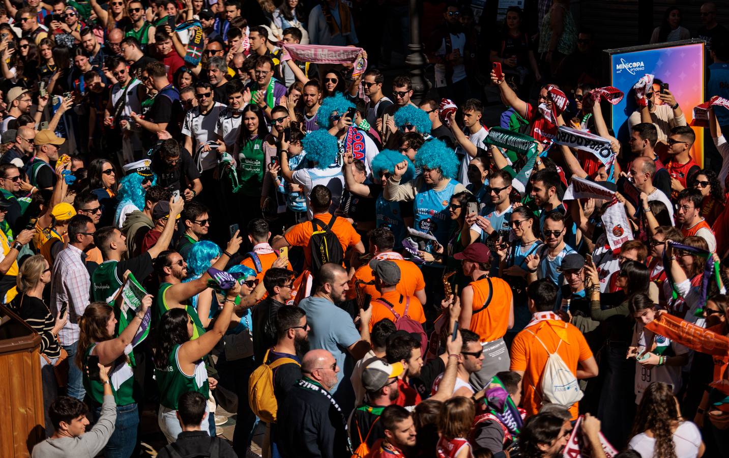 Las aficiones de la Copa llenan de color el centro de Málaga