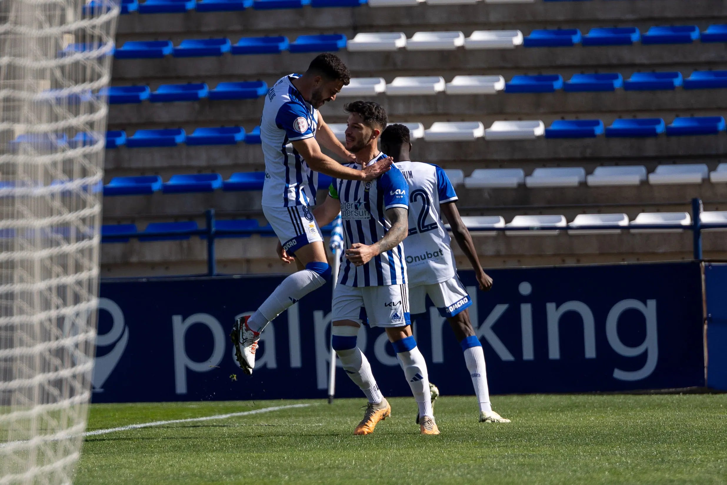 Los exmalaguista Luis Alcalde y Caye Quintana celebran un gol esta temporada con el Recreativo de Huelva.