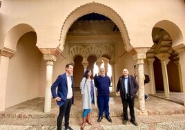 Morillas, y los técnicos de Con Málaga Miguel Díaz y David Arrabalí, junto al catedrático de Historia Medieval de la UMA, Ángel Galán, en la Alcazaba.