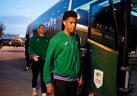 Carter y Osetkowski, a la llegada del Unicaja al Carpena el pasado viernes.