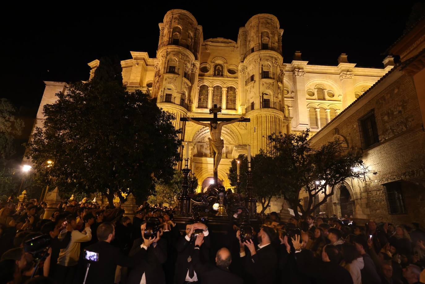 El Cristo de Ánimas de Ciegos preside el Vía crucis oficial de la Agrupación de Cofradías de Málaga