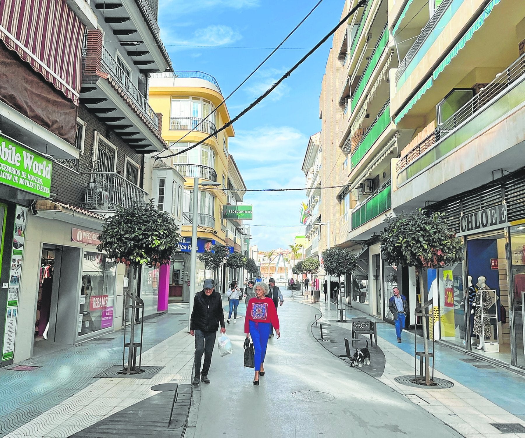 Imagen de la céntrica y peatonal calle del Mar de Torre del Mar este invierno, en Vélez.
