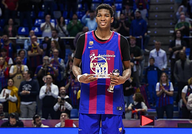 Mohamed Dabone, con el galardón de MVP del torneo.