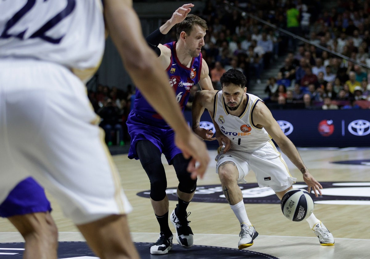 Campazzo, defendido por Vesely durante el partido.