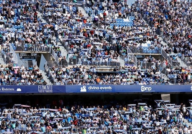 Imagen panorámica de las gradas este domingo.