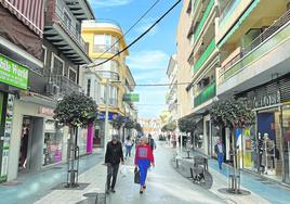 Imagen de la céntrica y peatonal calle del Mar de Torre del Mar este invierno, en Vélez.