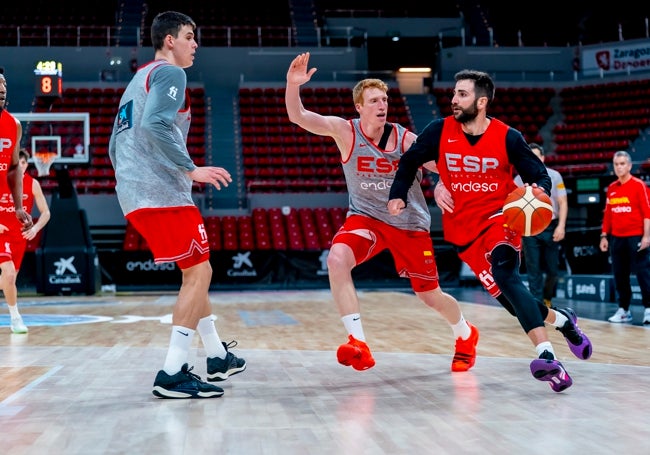 Alberto Díaz defiende a Ricky Rubio.