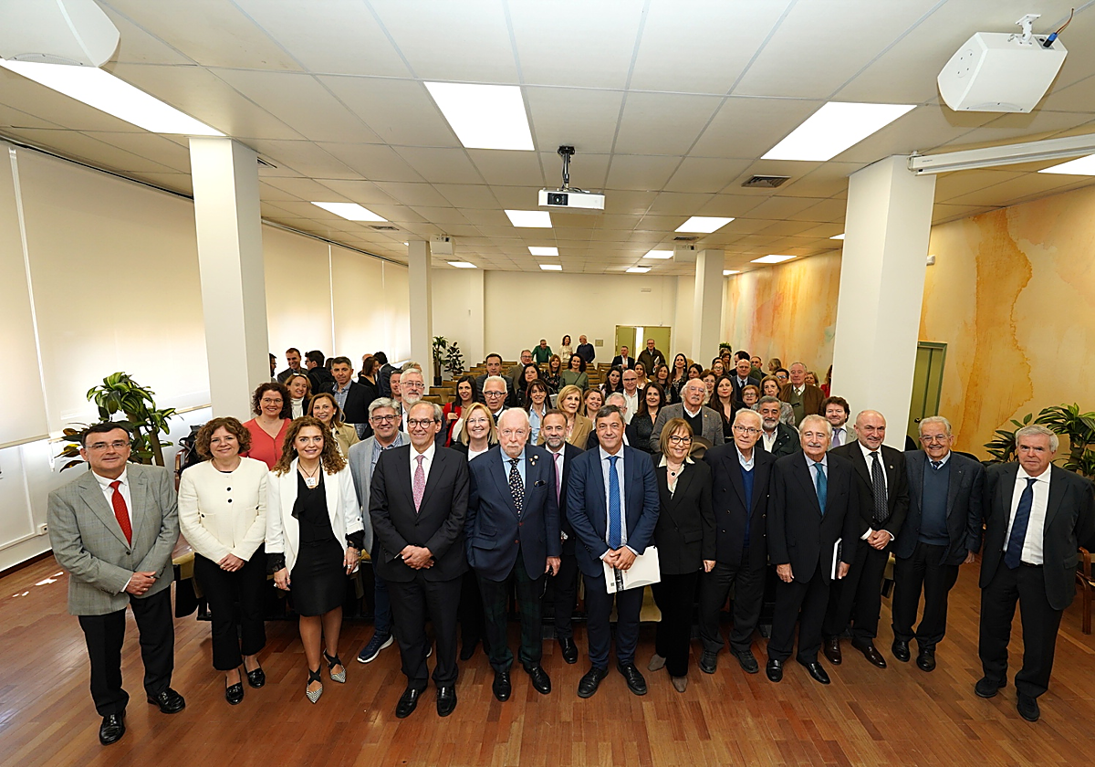 El rector y algunos de los honoris causa, con ex rectores, equipo de gobierno y asistentes al acto en la Facultad de Económicas.