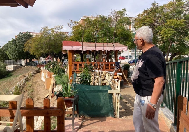 Pepe observa orgulloso todo su jardín