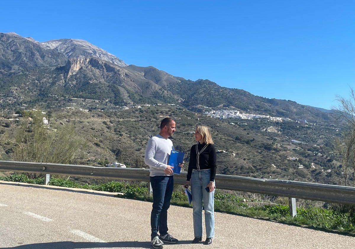 El alcalde de Canillas de Aceituno, Vicente Campos, y la diputada provincial de Infraestructuras, Nieves Atencia, en la zona.